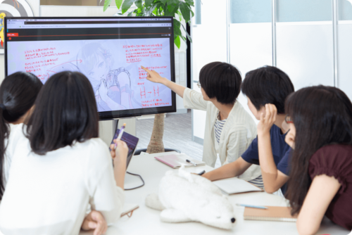 イラストのクオリティチェックをするディレクター